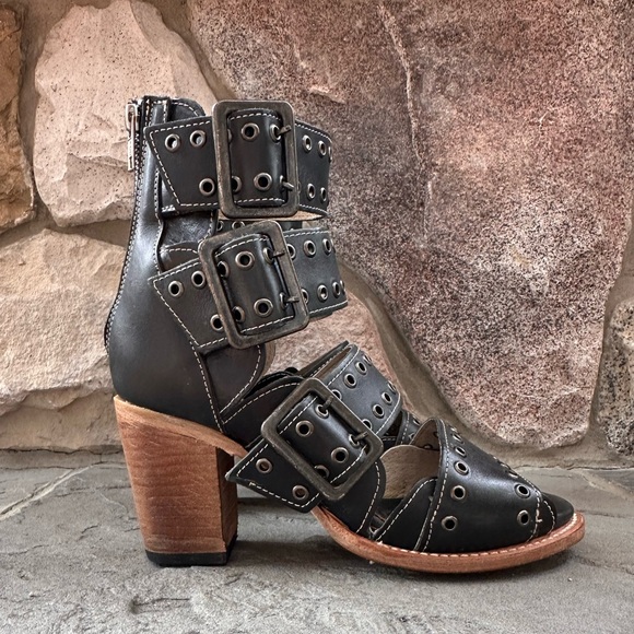 Freebird By Steven Blake Sandals / Boots. Block wooden heel.Leather upper - Picture 2 of 11